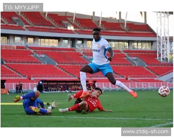 中超球星热身时颠球技巧展示精彩瞬间引领赛前激情 中超球星热身时颠球技巧展示精彩瞬间引领赛前激情